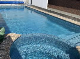 Blast on Hine - retro mid-century home with pool，位于新普利茅斯的酒店