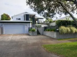 Relax On Richmond Modern Large Beach House