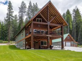 River's Bend Lodge - Hot Tub, Fire Pit, Games & Ski，位于莱文沃思的酒店