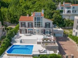 Villa Piano with Stunning View, heated outdoor pool & gaming room