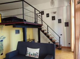 la casa di amy - loft corvetto，位于米兰海港地铁站附近的酒店