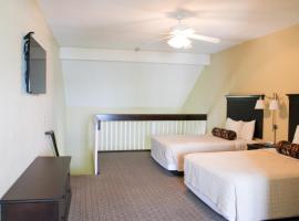 Relaxing 3 Bed 1 Bath Loft Suite Located Seconds From the Beach 225，位于凯利斯岛的酒店