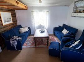 Real fisherman's cabins in Ballstad, Lofoten - nr. 11, Johnbua，位于巴尔斯塔的宾馆