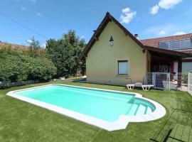 Maison de campagne avec piscine，位于Courbouzon的度假屋