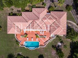 Beautiful 5 bed-rooms Villa at Terres Basses，位于Friar's Bay的酒店