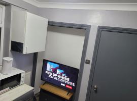 Sleek 2 bedroom flat-sleeps up to 5 guest，位于Hornchurch的酒店