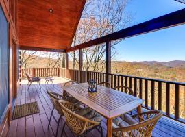Mtn-View Blue Ridge Cabin on Over 2 Acres!，位于Sparta的酒店