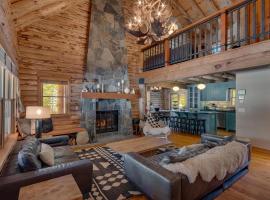 Hooga House on the West Shore - Stunning Log Cabin w Private Hot Tub - Pet Friendly!，位于塔霍马的酒店