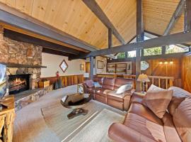 Nightingale Retreat by Tahoe Getaways - 3BR, Close to Tahoe City, Walk to Bike Path & Private Beach Access，位于塔霍城的酒店