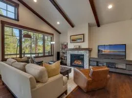 Truckee Luxe at Gray's Crossing, Luxury Townhome, Forest View, Within Minutes of Northstar Ski Resort-Private Hot Tub