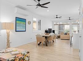 Blissful Beachfront Pad - Pet Friendly - Direct Beach Access，位于Blue Bay 的公寓