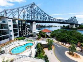 Story Bridge view apartment with parking and pool