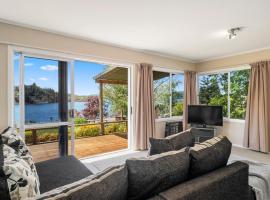 Lakeside Leisure - Lake Rotomā Holiday Home，位于Rotoiti的酒店