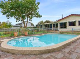 Waterfront Pet-Friendly Abode - Toukley NSW，位于图克雷的带泳池的酒店