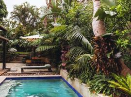 Beach Jungle - Hot Tub, Firepit & Pool in Beachside Oasis，位于拜伦湾的酒店