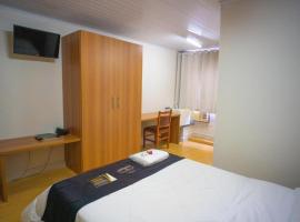 Hotel Lavínia Bebezuda，位于Queimados的酒店