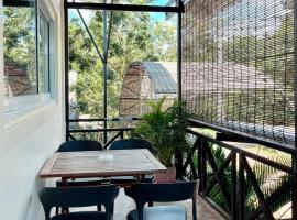 CornerStone Nesat in Nesat Village，位于Phumĭ Chroŭy Svay的带停车场的酒店