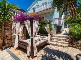 Beautiful holiday home with private pool, nice garden with relax area, taverne