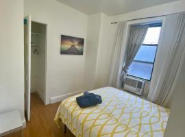 Room in a 2 Bedrooms apt. 10 minutes to Time Square!，位于西纽约的民宿