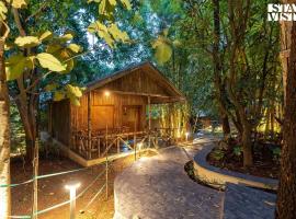 StayVista's Timber Cottage - Cozy Cottages with Indoor Games，位于Wādhiware的度假村