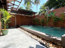 Kutum's Wooden House - Private Pool, Breakfast & Cafe，位于Huma的海滩短租房