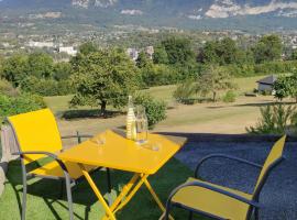Appartement duplex indépendant, dans maison.，位于Tresserve的酒店