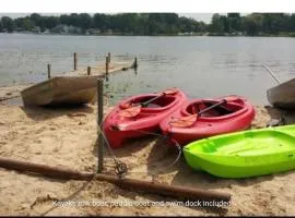 Campau Lake 2 BR| Half Retreat Cottage Hot tub Spa