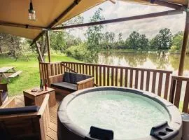Tente lodge insolite Jacuzzi privatif en pleine nature