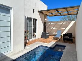 Casa Relax w/Pool & Rooftop Lounge，位于El Centenario的酒店