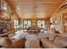 Sunshine Pines - Mountain Retreat Oasis home，位于Long Lake的酒店