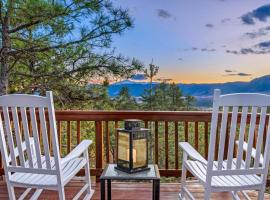 Expansive Monument Home Hot Tub and Mountain Views!，位于Palmer Lake的酒店