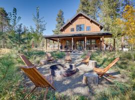 Cozy Cabin Nestled at the Base of Tamarack Resort!，位于卡斯凯德的酒店