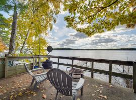 Hayward Cabin with Boat Slip and Fish House!，位于海沃德的酒店