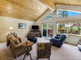 New Listing! Woodland Heights at Tahoe Park- Pet Friendly - Private Beach，位于塔霍城的酒店