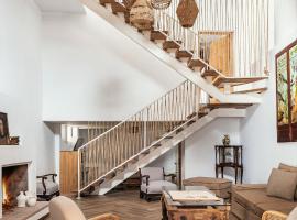 Apartamentos tur&iacute;sticos EL PATIO DEL NOGAL，位于瓜达卢佩的带泳池的酒店