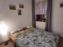Lovely fully-equipped studio in Tisá village. Rocks only 5 minutes walk，位于蒂萨的酒店
