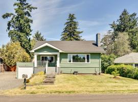 Charming Portland Home, Walk to Light Rail!，位于密尔沃基的酒店