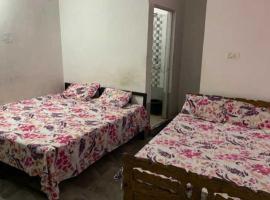 OYO 81249 Waris Lodge，位于坎哈的酒店