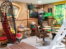 Tropical Tiki Hut，位于路易斯威尔的度假屋