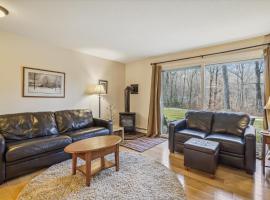 Cozy One-Bedroom Edgemont Condo with Ski Access & Fireplace B3，位于基灵顿的酒店