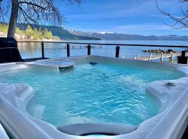 Lakeside Escape - Beautiful Lakefront, Pier, Wood Fireplace, Private Hot Tub，位于塔霍维斯塔的酒店