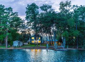 Luxurious Lakefront Escape，位于Chapin的酒店