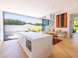 Cooee -Brand new with private pool 350m to beach!