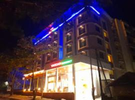 Hotel Vardan Residency, Ratnagiri，位于拉特纳吉里的酒店
