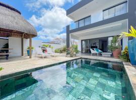 Résidence Celestial - Premium 3 bedrooms Villa with volcanic stone Pool，位于格兰贝伊的酒店