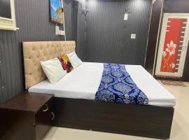 Hotel Subh Ratri, Jhansi，位于占西的酒店