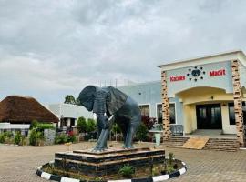 Kacoke Madit Hotel and Cultural Centre, Gulu，位于Gulu的带停车场的酒店