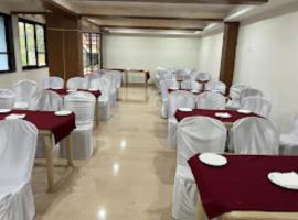 Hotel Z Square Bicholim Goa，位于Jua的酒店