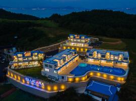 Yeosu Blueara Premium Pool Villa，位于丽水市的酒店