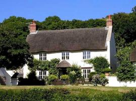 Spacious Thatched Cottage in West Lulworth, Dorset，位于西拉尔沃思的酒店